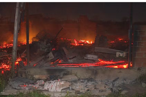 Incêndio destrói casas em vila na Zona Norte de Porto Alegre, dizem bombeiros